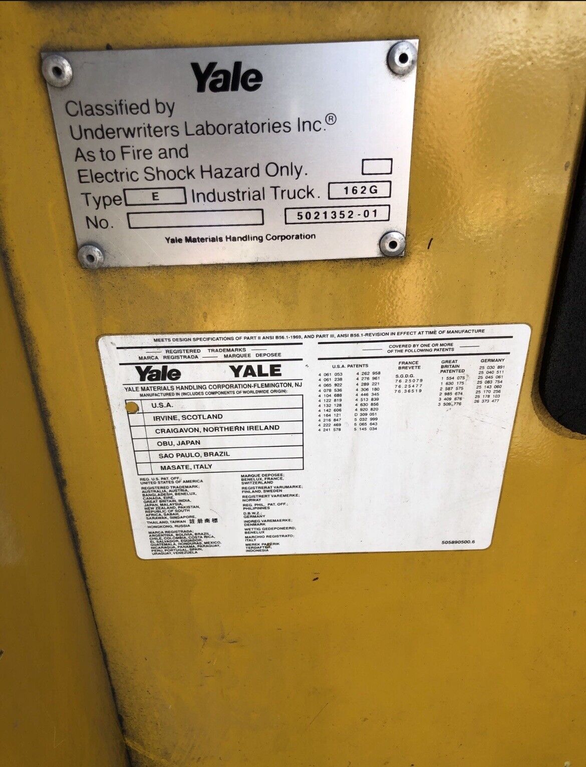 YALE REACH TRUCK 4000LB CAPACITY 212" LIFT W/BATTERY&CHARGER 42" FORKS 95" TALL