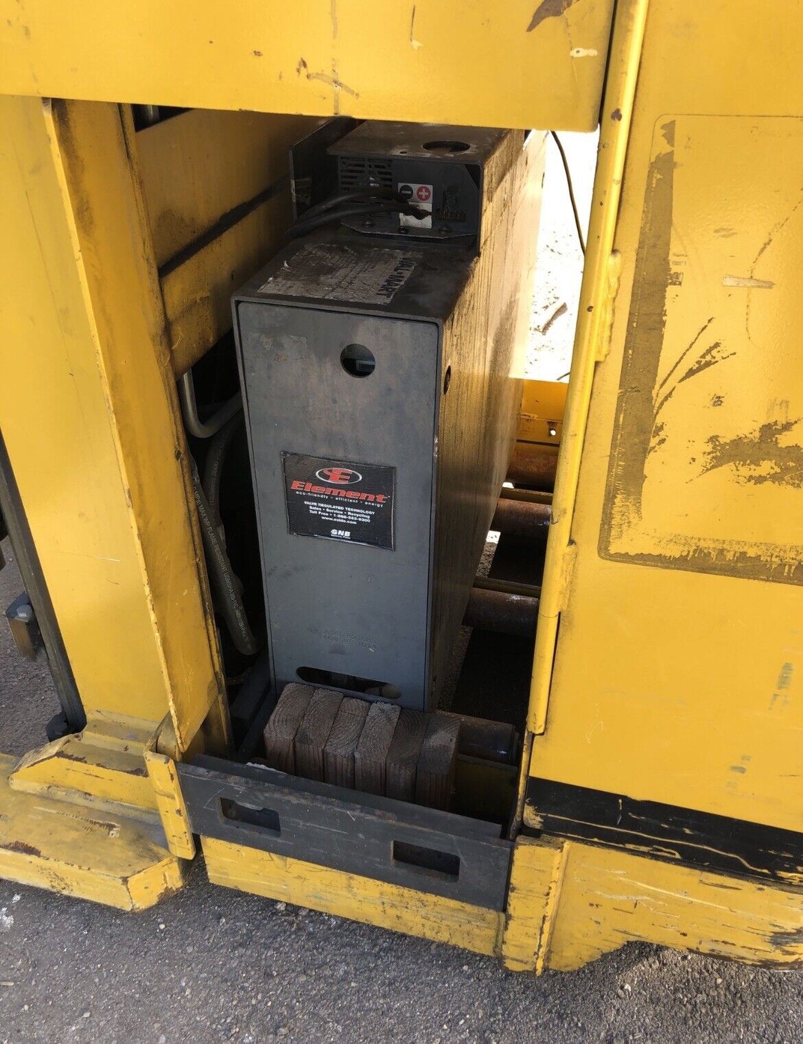 YALE REACH TRUCK 4000LB CAPACITY 212" LIFT W/BATTERY&CHARGER 42" FORKS 95" TALL