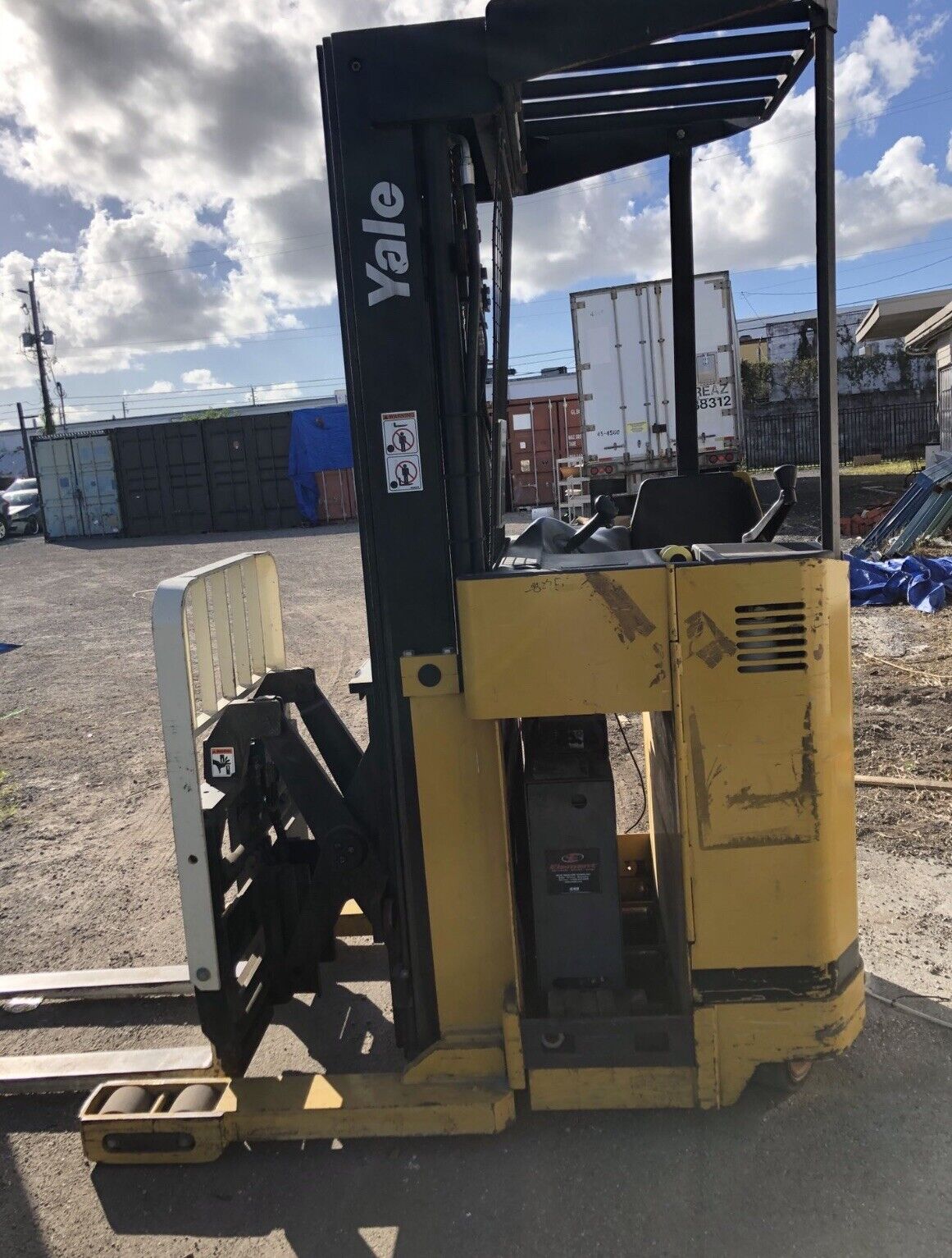 YALE REACH TRUCK 4000LB CAPACITY 212" LIFT W/BATTERY&CHARGER 42" FORKS 95" TALL