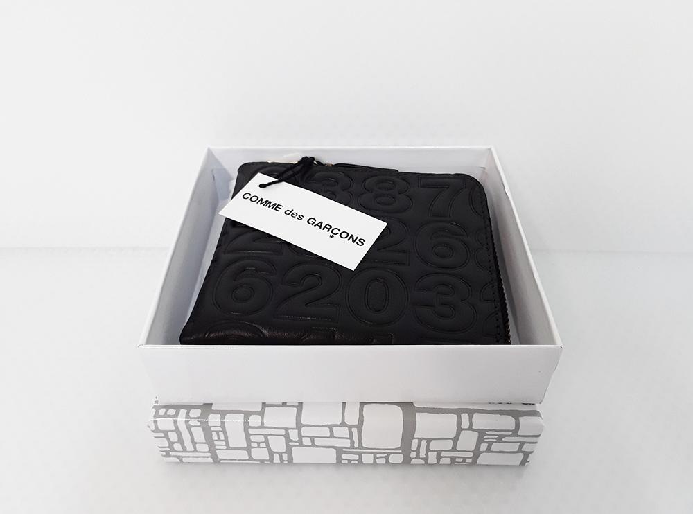 Comme Des Garçons Zipped Coin Purse Wallet Embossed Numbers SA310ED (Black)