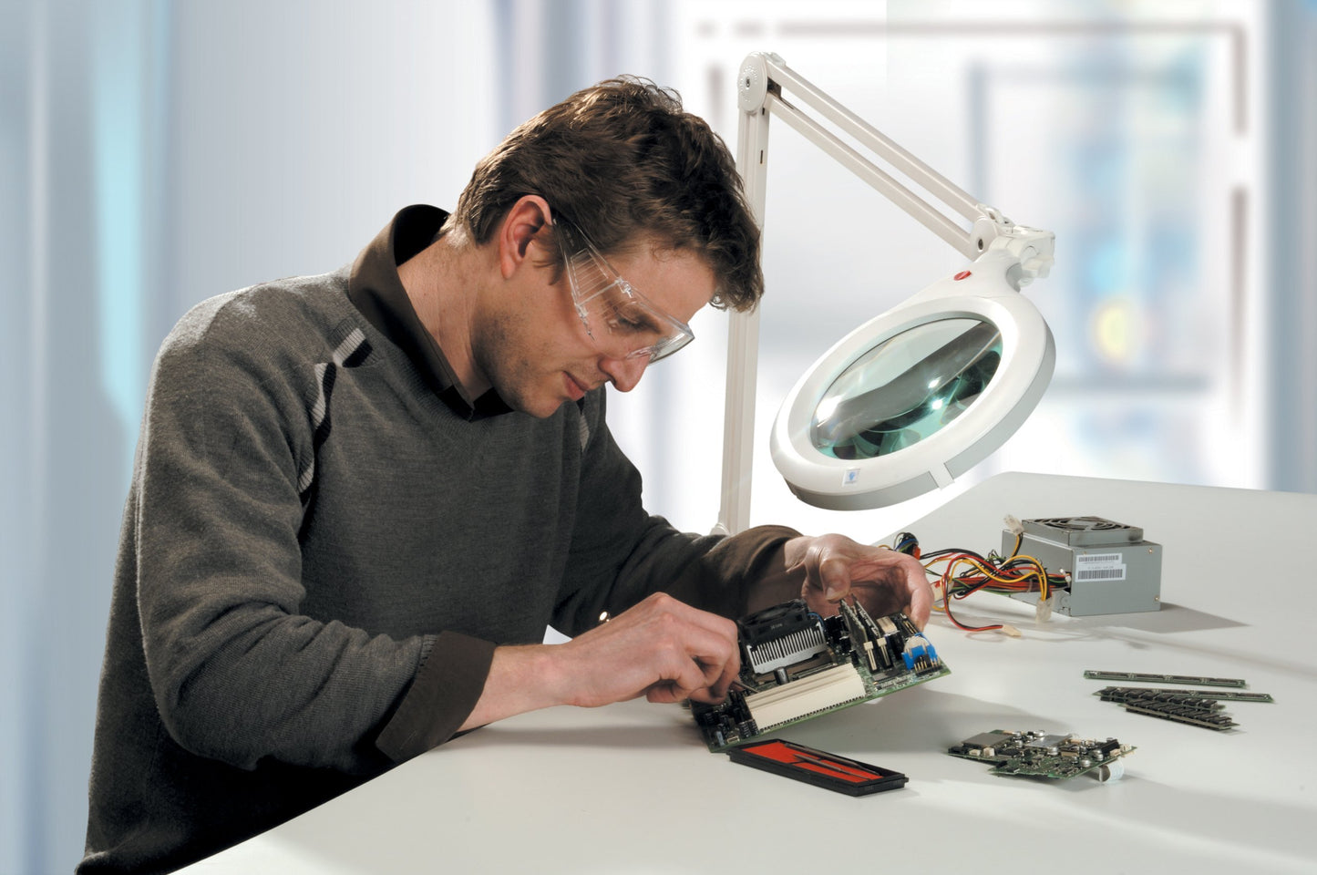 Daylight Ultra Slim Magnifying Lamp