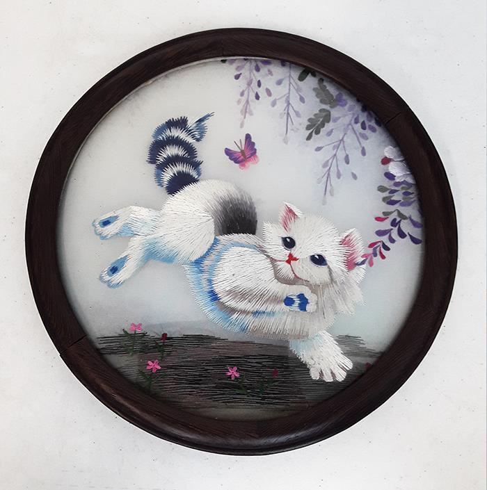 Chinese Handmade Suzhou Embroidery Screen - KITTEN